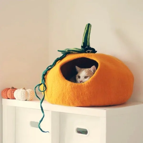CatsCity Hand Crafted Halloween Theme Pumpkin Shaped Cat bed with Wool Lining